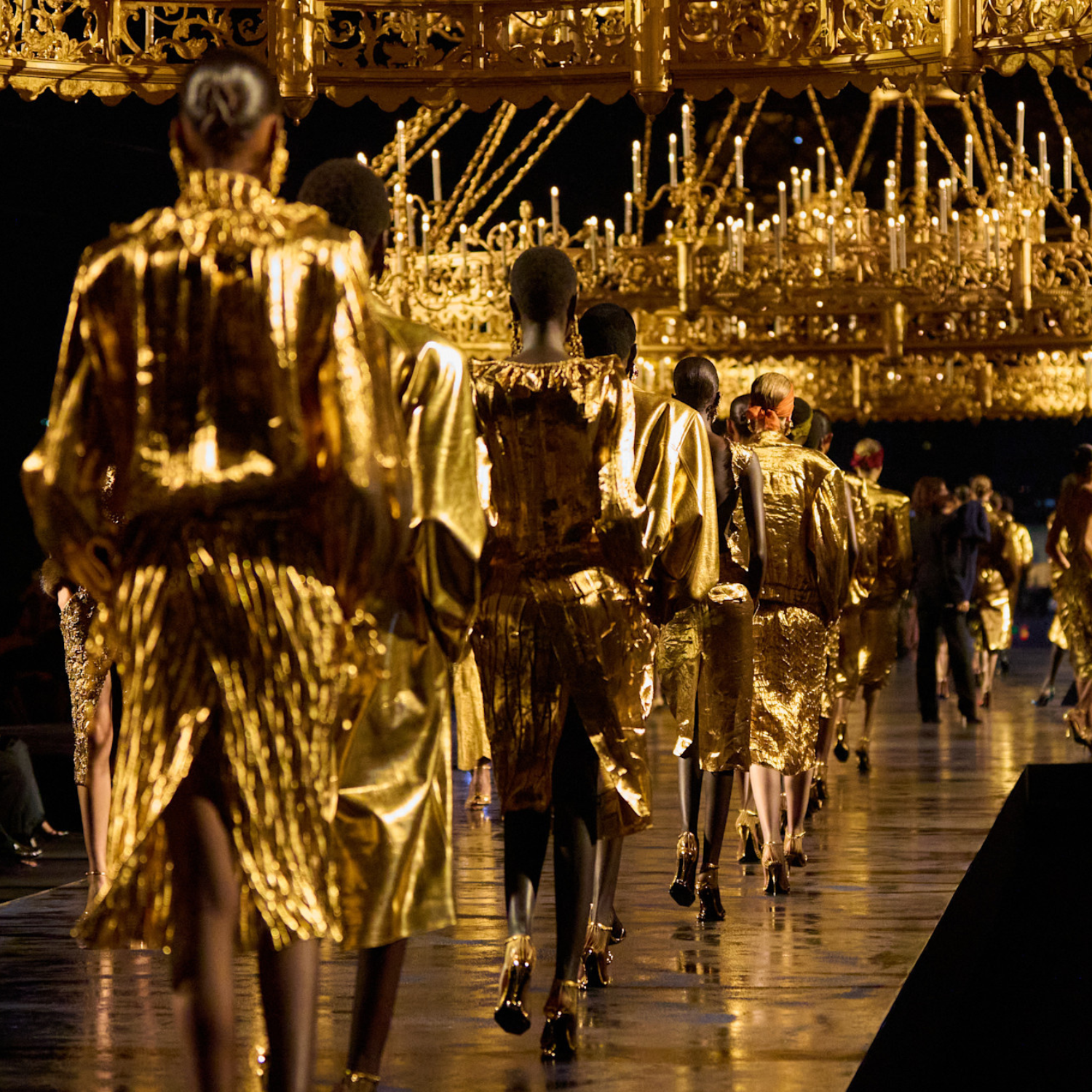 Saint Laurent SS2027: l'oro e le sue sfumature, strumento di Vaccarello per rileggere Saint Laurent